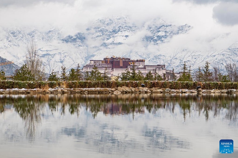 Mandhari ya Kasri la Potala baada ya theluji kuanguka huko Lhasa, Kusini Magharibi mwa China