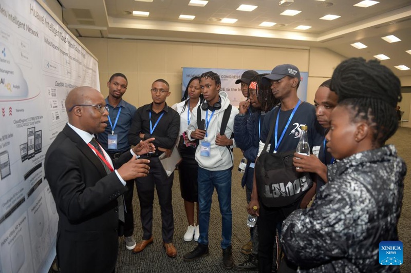 Watembeleaji wa maonyesho wakionekana kwenye Mkutano wa Mawasiliano ya Simu la Huawei huko Gaborone, Botswana, Machi 31, 2023. Tshekiso Tebalo/Xinhua)