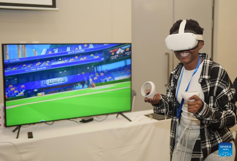 Mtembeleaji wa maonyesho akijaribu vifaa vya Uhalisia Pepe kwenye Mkutano wa Mawasiliano ya Simu la Huawei huko Gaborone, Botswana, Machi 31, 2023. (Picha na Tshekiso Tebalo/Xinhua)
