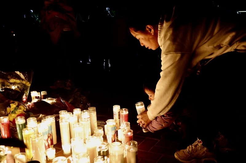 Watu wakiweka mishumaa kuomboleza waathirika wa shambulizi la risasi kwenye halaiki mbele ya ukumbi wa jiji wa Monterey Park, California, Marekani, Januari 23, 2023. Mamia ya watu walikusanyika kwenye kumbukumbu ya watu 11 waliouawa na tisa kujeruhiwa kwa kupigwa risasi. (Xinhua)