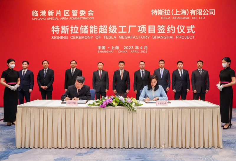 Picha hii iliyopigwa Tarehe 9 Aprili 2023 ikionyesha hafla ya kusainiwa kwa makubaliano kuhusu mradi wa kiwanda kikubwa cha Kampuni ya Magari ya Tesla cha Shanghai iliyofanyika Shanghai, Mashariki mwa China. (Xinhua/Ding Ting)