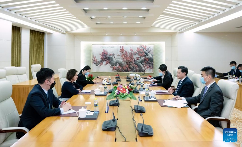 Waziri wa Mambo ya Nje wa China Qin Gang akikutana na Naibu Katibu Mkuu wa Umoja wa Mataifa anayeshughulikia Masuala ya Kisiasa na Kujenga Amani Rosemary A. DiCarlo mjini Beijing, China, Aprili 11, 2023. (Xinhua/Zhai Jianlan)