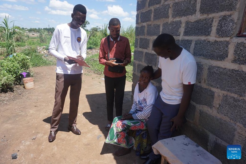 Picha iliyopigwa Tarehe 6 Aprili 2023 ikionyesha washirika wa Shirika la Youth Changing The Mindset wakimtembelea mwanamke mzee mnufaika wa mpango huko Ndola, Mkoa wa Copperbelt, Zambia. (Picha na Lillian Banda/Xinhua)