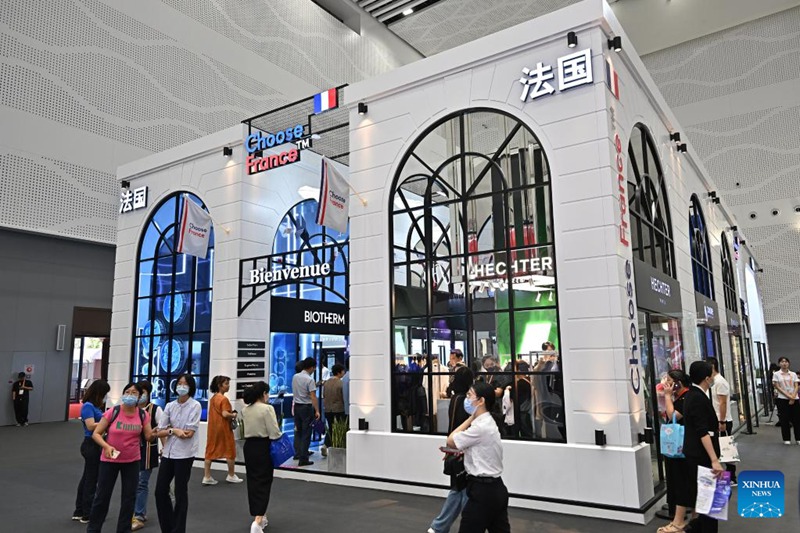 Picha hii iliyopigwa Tarehe 13 Aprili 2023 ikionyesha banda la kitaifa la Ufaransa kwenye Maonyesho ya Tatu ya Kimataifa ya Bidhaa za Matumizi ya China (CICPE) huko Haikou, Mkoa wa Hainan, Kusini mwa China.(Xinhua/Li Xin)