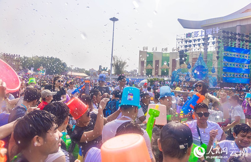 Maelfu ya watu washerehekea Siku ya Kumwagiana Maji katika Mji wa Mangshi, mkoani Yunnan, Kusini Magharibi mwa China