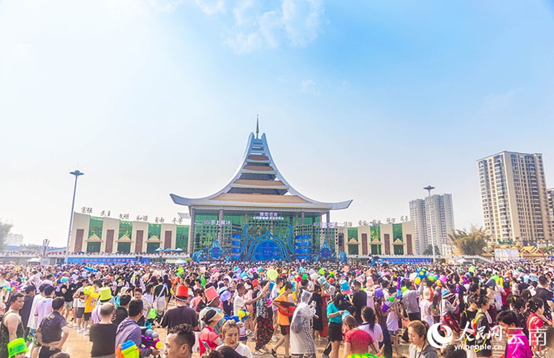 Maelfu ya watu washerehekea Siku ya Kumwagiana Maji katika Mji wa Mangshi, mkoani Yunnan, Kusini Magharibi mwa China