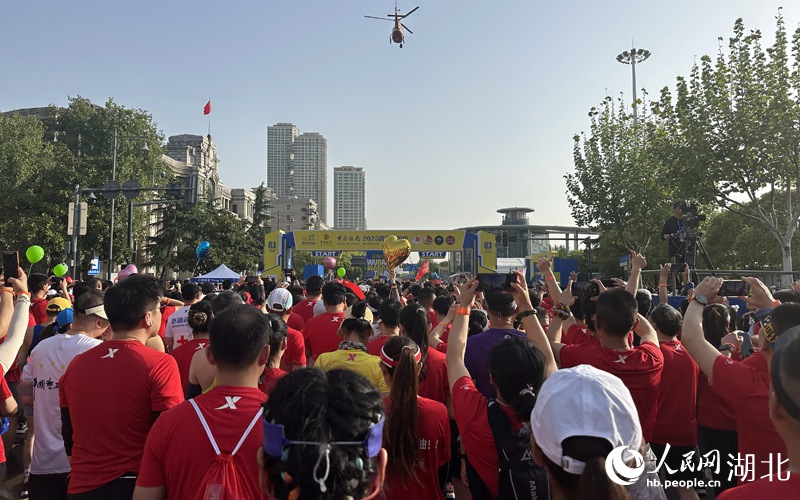 Washiriki  wa mashindano ya mbio za Marathon   ya Wuhan 2023 wakisubiri kuanza. (Picha na Zhang Pei/Tovuti ya Gazeti la Umma)