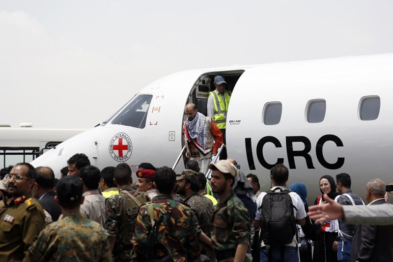 Wafungwa walioachiliwa huru wakishuka kutoka kwenye ndege wakati wa kubadilishana wafungwa kwenye uwanja wa ndege wa Sana'a wa Yemen, Aprili 16, 2023. (Picha na Mohammed/Xinhua)
