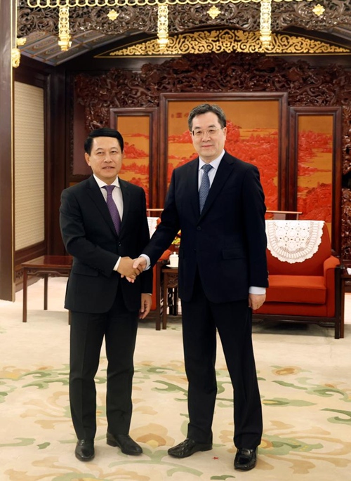 Naibu Waziri Mkuu wa China Ding Xuexiang, ambaye pia ni Mjumbe wa Kudumu wa Ofisi ya Siasa ya Kamati Kuu ya Chama cha Kikomunisti cha China, akikutana na Naibu Waziri Mkuu  ambaye pia ni Waziri wa Mambo ya Nje wa Laos Saleumxay Kommasith Mjini Beijing, China, Aprili 17, 2023. (Xinhua/Liu Weibing)