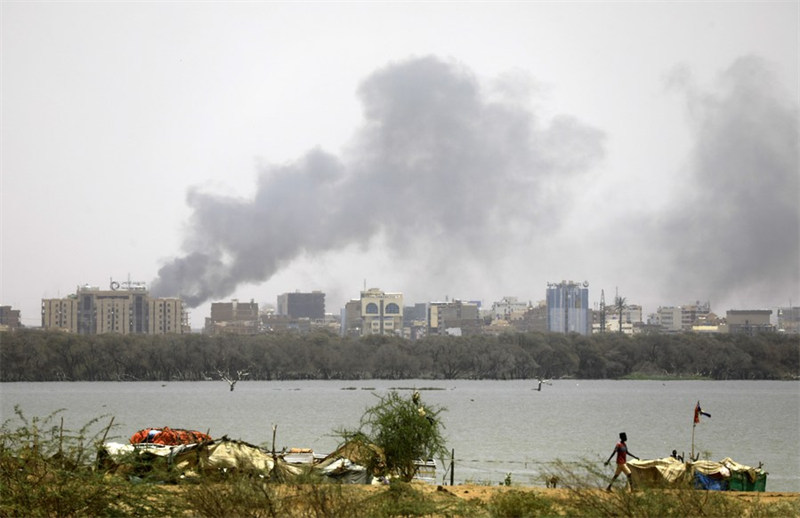 Picha hii iliyopigwa Tarehe 15 Aprili 2023 ikionyesha moshi ukifuka Khartoum, Sudan. (Picha na Mohamed Khidir/Xinhua)