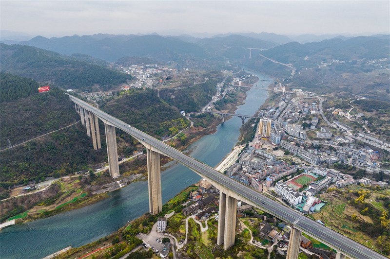 Picha hii ikionyesha mandhari ya madaraja matano yanayopita juu ya Mto Wujiang huko Mji wa Zunyi wa Mkoa wa Guizhou, Kusini Magharibi mwa China. (Picha na Tu Min)