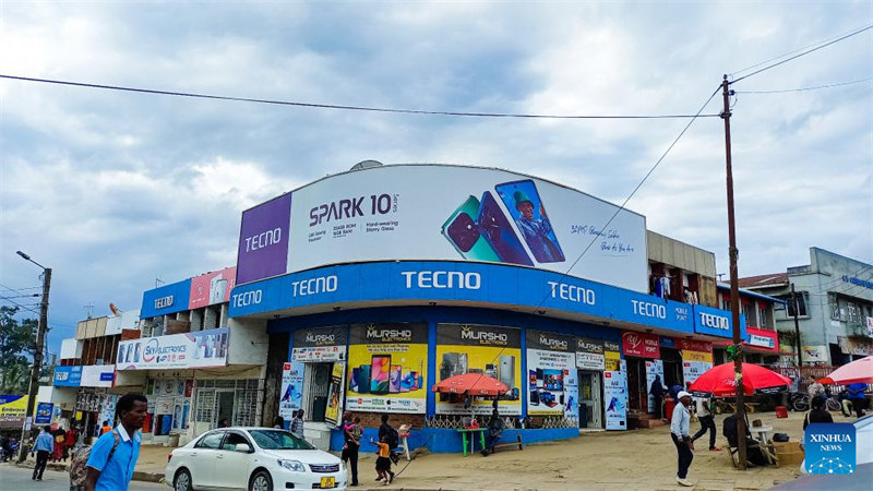 Bango la tangazo la chapa ya simu za mkononi ya China ya Tecno likionekana kwenye duka la simu za mkononi huko Blantyre, Malawi, Tarehe 19 Aprili 2023. (Picha na Joseph Mizere/Xinhua)