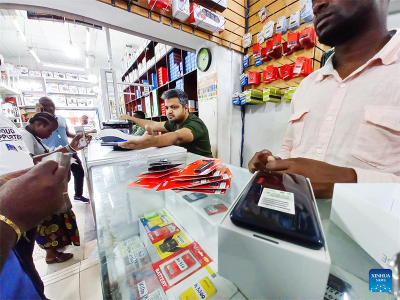 Wateja wakitembelea duka la simu janja huko Blantyre, Malawi, Tarehe 19 Aprili 2023. (Picha na Joseph Mizere/Xinhua)