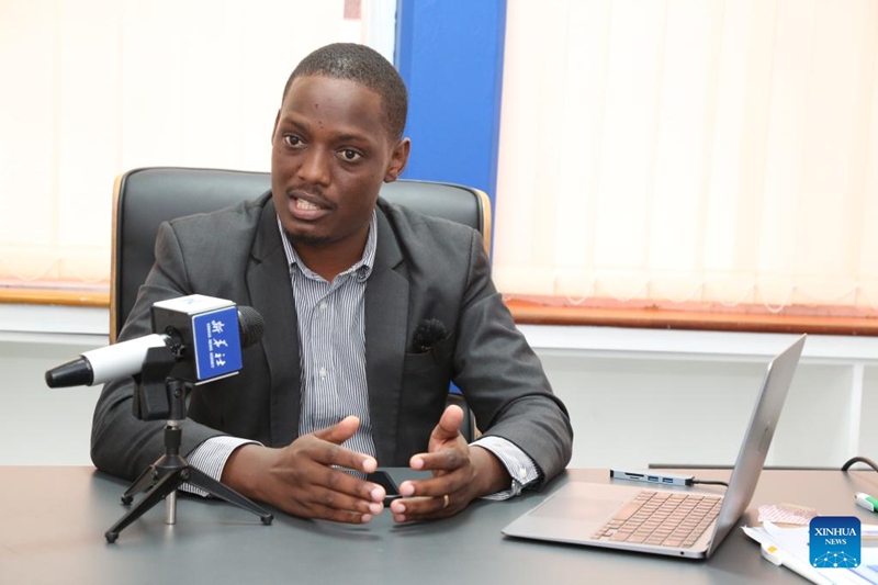 Deogratius Mosha, mwanzilishi mwenza wa Kampuni ya Mainstream Media, kampuni iliyoanzishwa Mwaka 2015 inayojishughulisha na ubunifu wa kidijitali na uendelezaji wa program za kiteknolojia, akifanya mahojiano jijini Dar es Salaam, Tanzania, Aprili 18, 2023. (Picha na Herman Emmanuel/Xinhua)