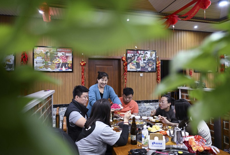 Yu Shufen akitoa huduma ya chakula kwa wateja kwenye hosteli zake zilizoko Kijiji cha Nangou, karibu na Eneo la Burudani za Kuteleza kwenye Theluji la Beidahu, Mkoa wa Jilin, Kaskazini Mashariki mwa China, Februari 11, 2023.(Xinhua/Tao Xiyi)