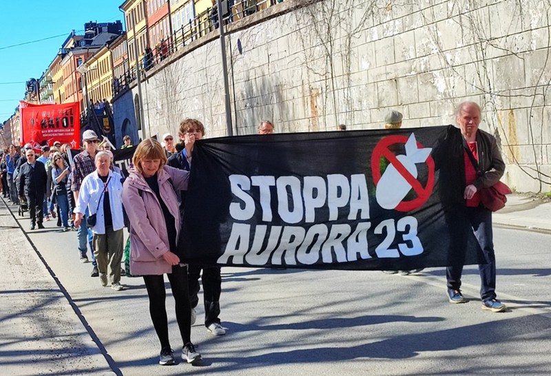 Watu wakishiriki kwenye maandamano ya kupinga Sweden kuandaa mazoezi makubwa ya kijeshi ya kimataifa na nchi hiyo kuweka juhudi nyingi za kuwa mwanachama wa Jumuiya ya Kujihami ya Nchi za Magharibi (NATO) huko Stockholm, Sweden, Aprili 22, 2023. (Picha na Patrick Ekstrand/Xinhua)