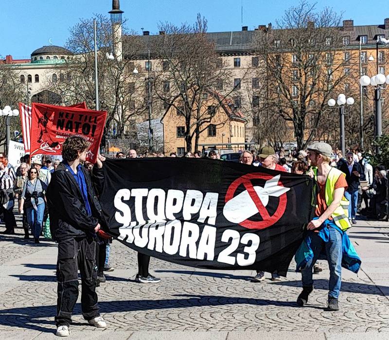 Watu wakishiriki kwenye maandamano ya kupinga Sweden kuandaa mazoezi makubwa ya kijeshi ya kimataifa na nchi hiyo kuweka juhudi nyingi za kuwa mwanachama wa Jumuiya ya Kujihami ya Nchi za Magharibi (NATO) huko Stockholm, Sweden, Aprili 22, 2023. (Picha na Patrick Ekstrand/Xinhua)