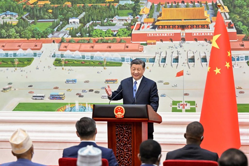 Rais wa China Xi Jinping akitoa hotuba baada ya kupokea hati za utambulisho wa kitaifa za mabalozi 70 wanaoziwakilisha nchi zao nchini China kwenye Jumba la Mikutano ya Umma la Beijing, China, Aprili 24, 2023. (Xinhua/Xie Huanchi)