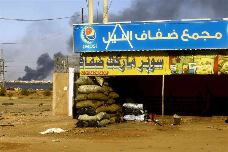 Picha hii iliyopigwa Aprili 19, 2023 ikionyesha duka lililofungwa huko Khartoum, Sudan. (Picha na Mohamed Khidir/Xinhua)