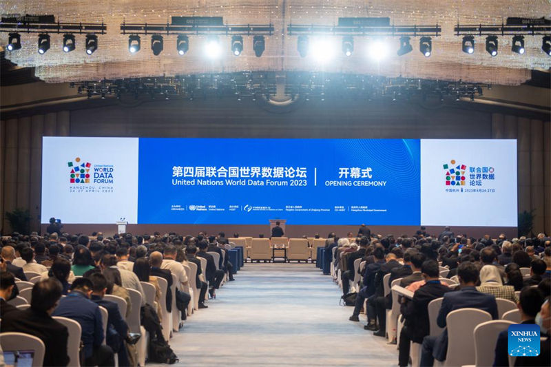 Picha hii iliyopigwa Tarehe 24 Aprili 2023 ikionyesha ufunguzi wa  Jukwaa la 4 la Data za Dunia la Umoja wa Mataifa huko Hangzhou, Mji Mkuu wa Mkoa wa Zhejiang, Mashariki mwa China. Jukwaa hilo limepangwa kufanyika kuanzia Aprili 24 hadi 27. (Xinhua/Jiang Han)