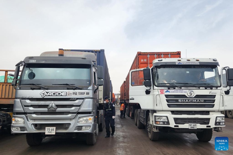 Picha hii iliyopigwa Tarehe 22 Aprili 2023 ikionyesha malori ya mizigo yakiwa chini ya ukaguzi kwenye Bandari ya Ganqmod katika Mji wa Bayannur, Mkoa unaojiendesha wa Mongolia ya Ndani wa China. Kiwango cha biashara kati ya China na Nchi ya Mongolia kupitia Bandari ya Ganqmod, bandari kubwa zaidi ya barabara kuu kati ya nchi hizo mbili, kimezidi tani milioni 10 za mizigo ya bidhaa hadi kufikia sasa mwaka huu, mamlaka ya usimamizi wa bandari hiyo imesema Jumatatu. (Xinhua/Li Yunping)