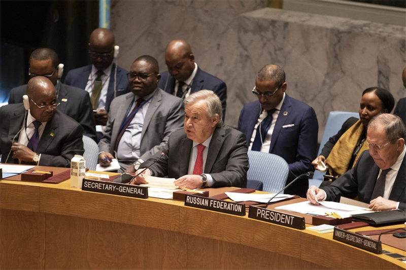 Katibu Mkuu wa Umoja wa Mataifa Antonio Guterres akizungumza kuhusu Sudan kwenye mjadala wa wazi wa Baraza la Usalama la Umoja wa Mataifa kuhusu ushirikiano wa pande nyingi kwenye makao makuu ya Umoja wa Mataifa mjini New York, Aprili 24, 2023. Guterres ameonya kwamba mgogoro wa kijeshi nchini Sudan unaweza kuenea kanda nzima na maeneo mengine. (Xinhua/Xie E)