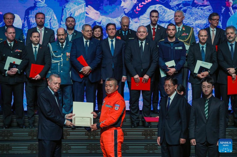 Rais wa Uturuki Recep Tayyip Erdogan (wa kwanza kushoto, mbele) na Wang Mo (wa pili kushoto, mbele), Naibu Mkuu wa Kikosi cha Uokoaji cha China, wakihudhuria hafla ya kukabidhi nishani za serikali mjini Ankara, Uturuki, Aprili 25, 2023. Erdogan siku ya Jumanne ilitoa nishani za serikali kwa wafanyakazi 55,000 kutoka vikosi vya uokoaji vya ndani na nje ya nchi kwa ajili ya kuthamini michango yao katika juhudi za uokoaji na utoaji misaada baada ya matetemeko makubwa ya ardhi yaliyotokea Mwezi Februari mwaka huu. (Picha na Mustafa Kaya/Xinhua)