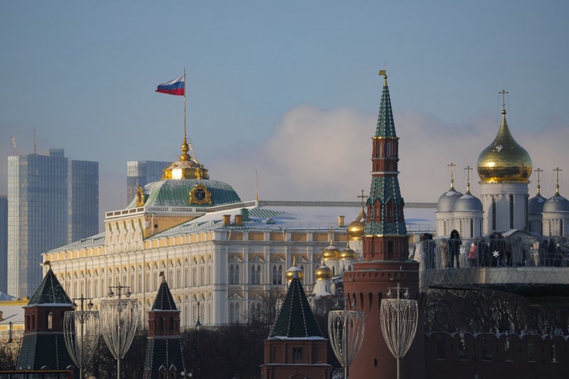 Bendera ya Taifa la Russia ikipepea katika Ikulu ya Kremlin mjini Moscow, Russia, Januari 6, 2023. (Picha na Alexander Zemlianichenko Jr/Xinhua)