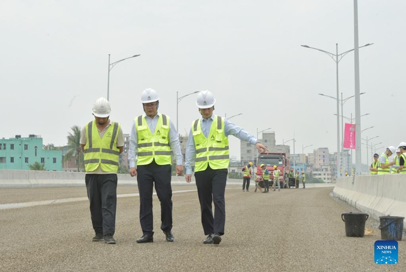 Yao Yao (wa kwanza kulia), meneja wa fedha wa Kampuni ya Ushirikiano wa Uchumi na Teknolojia ya China Shandong,  tawi la Asia-Pasifiki akifanya kazi katika mradi wa Barabara ya Mwendokasi ya Dhaka huko Dhaka, Bangladesh Mei 3, 2023.(Xinhua)