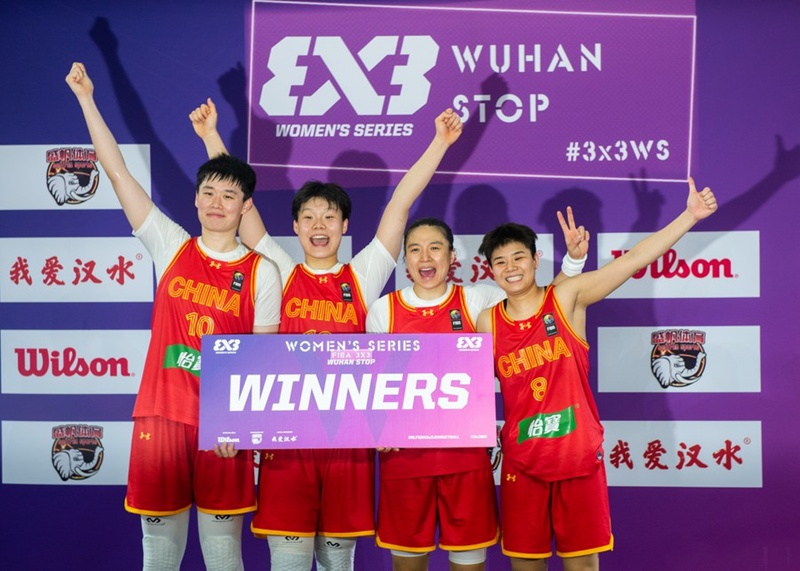Wachezaji wa China wakipiga picha baada ya kushinda taji la Mashindano ya Mpira wa Kikapu ya Msururu ya 2023 FIBA 3x3 kwa wanawake mjini Wuhan, China mnamo Mei 7, 2023. (Xinhua/Xiao Yijiu)