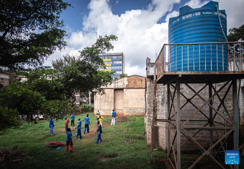 Wachezaji wa Kungfu wakifanya mazoezi katika Kaunti ya Kiambu karibu na Nairobi, Kenya, Mei 6, 2023. (Xinhua/Wang Guansen)