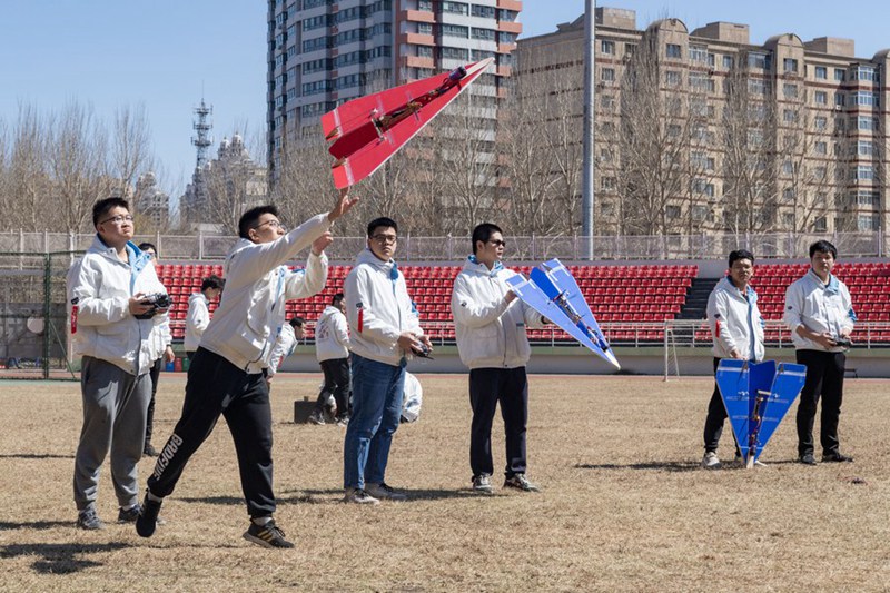 Wanafunzi kutoka Shirikisho la Ndege za Mfano la Taasisi ya Teknolojia ya Harbin wakirusha ndege za mfano kwenye kampasi ya Harbin, Mji Mkuu wa Mkoa wa Heilongjiang, Kaskazini-Mashariki mwa China, Aprili 22, 2023. (Xinhua/Xie Jianfei)