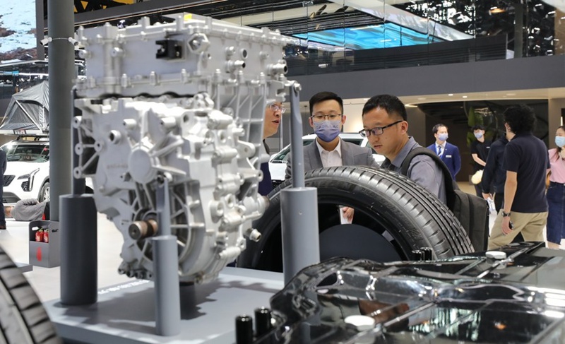 Wageni wakichunguza jukwaa la magari yanayotumia nishati mpya (NEV) la Kampuni ya Magari ya Cadillac kwenye Maonyesho ya 20 ya Kimataifa ya Tasnia ya Magari ya Shanghai huko Shanghai, Mashariki mwa China, Aprili 18, 2023. (Xinhua/Fang Zhe)
