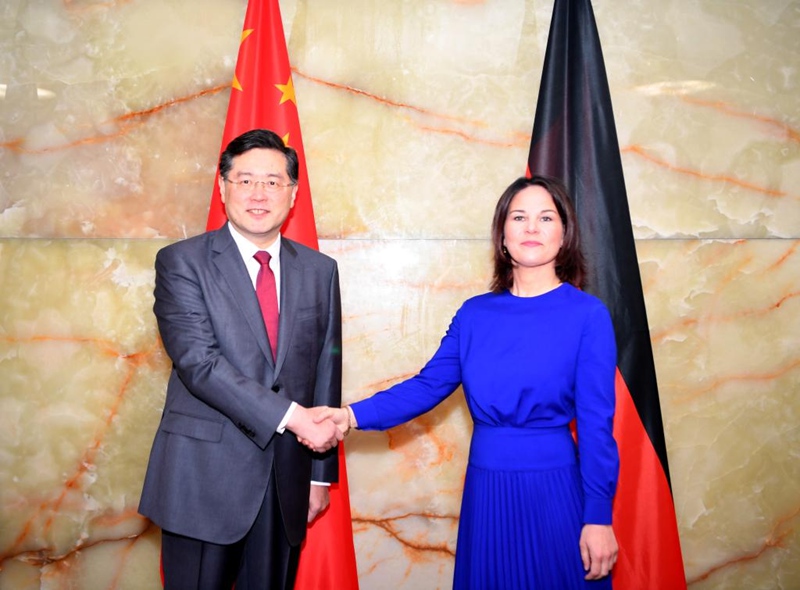Waziri wa Mambo ya Nje wa China, Qin Gang (Kushoto) akipeana mkono na Waziri wa Mambo ya Nje wa Ujerumani, Annalena Baerbock wakati wa mkutano wao mjini Berlin, Ujerumani, Mei 9, 2023. (Xinhua/Ren Pengfei)