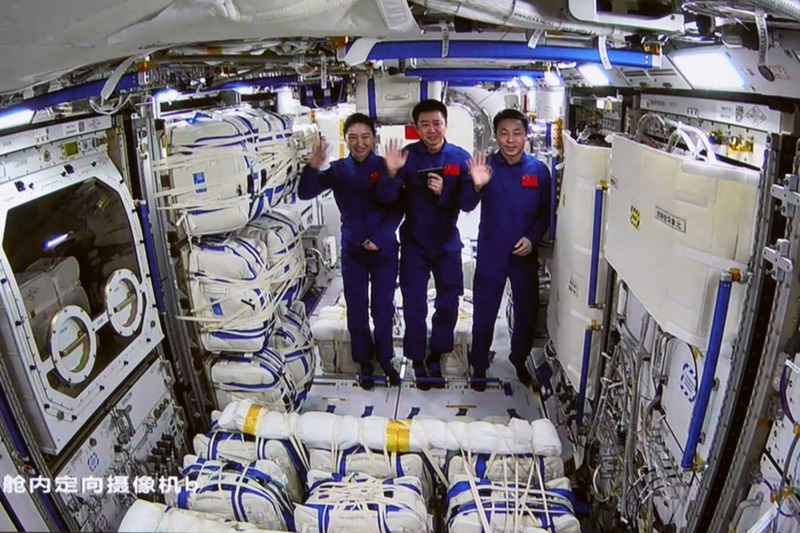 Picha hii ya skrini iliyopigwa katika Kituo cha Udhibiti wa Anga ya Juu cha Beijing Novemba 3, 2022 ikionyesha wanaanga wa Shenzhou-14 Chen Dong (Kati), Liu Yang (Kushoto) na Cai Xuzhe wakipunga mkono ndani ya moduli ya maabara ya Mengtian. (Picha na Sun Fengxiao/Xinhua)