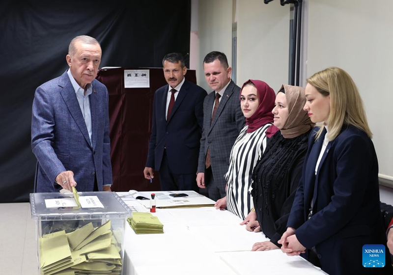 Rais wa Uturuki Recep Tayyip Erdogan (wa kwanza kushoto) akipiga kura kwenye kituo cha kupigia kura mjini Istanbul, Uturuki, Mei 14, 2023.Raia wa Uturuki walielekea kwenye uchaguzi siku ya Jumapili kwa ajili ya uchaguzi wa aina mbili yaani wa rais na wabunge ambao unaweza kuleta mwelekeo mpya wa kisiasa wa Uturuki kwa miaka ijayo.Wapiga kura wapatao milioni 61 wamesajiliwa kupiga kura zao. Takriban wapiga kura milioni 3.5 wanaoishi nje ya nchi wameitwa kupiga kura zao mapema. Zaidi ya Waturuki milioni 1.76 wanaoishi nje ya nchi wamepiga kura zao katika balozi za kidiplomasia na milango ya forodha kati ya Aprili 27 na Mei 9. (Mustafa Kaya/Kitini kupitia Xinhua)