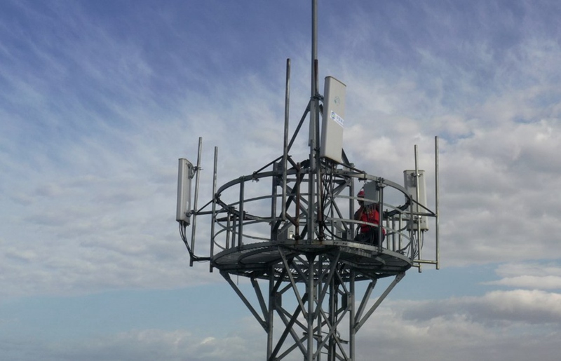 Picha hii kutoka kwenye kumbukumbu isiyo na tarehe ikionyesha mfanyakazi akisakinisha vifaa kwenye kituo cha msingi cha teknolojia ya 5G katika Mkoa unaojiendesha wa Xinjiang, Kaskazini Magharibi mwa China. (Xinhua)