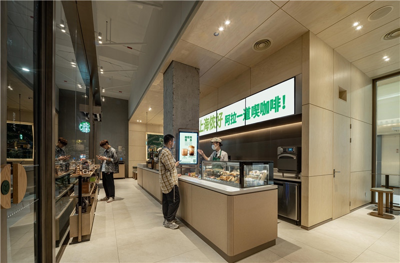 Mkahawa mpya wa Chapa ya Starbucks ulifunguliwa kwenye Jengo la Libao la Shanghai mwezi wa Septemba, 2022. (Picha kwa hisani ya serikali ya eneo la Huangpu la Shanghai)