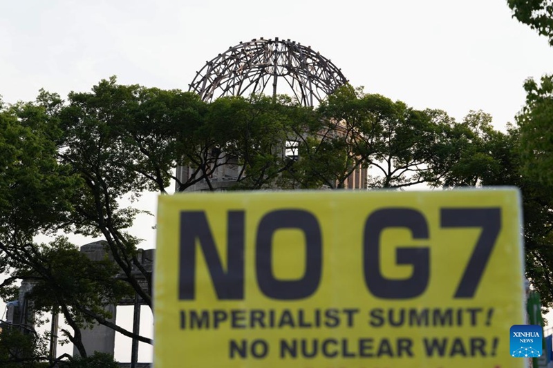 Kauli mbiu ikionekana pichani kwenye Bustani ya Kumbukumbu ya Amani ya Hiroshima wakati wa maandamano ya kupinga mkutano Kundi la Nchi Saba (G7) unaoanza leo Ijumaa huko Hiroshima, Japan, Mei 17, 2023. (Xinhua/Zhang Xiaoyu)