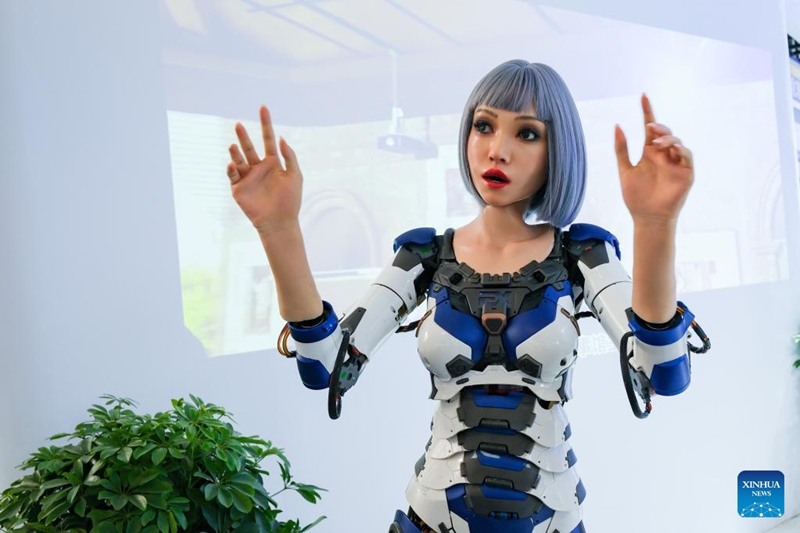 Roboti binadamu ikionekana pichani kwenye maonyesho ya teknolojia za akili bandia (AI) ya Kongamano la Saba la Teknolojia za Akili Bandia Duniani (WIC) linalofanyika katika Mji wa Tianjin, Kaskazini mwa China Mei 18, 2023. Kongamano la Saba la Teknolojia za Akili Bandia Duniani (WIC) ambalo ni shughuli kubwa ya AI nchini China, limeanza siku ya Alhamisi katika Manispaa ya Tianjin, Kaskazini mwa China. (Xinhua/Zhang Cheng)
