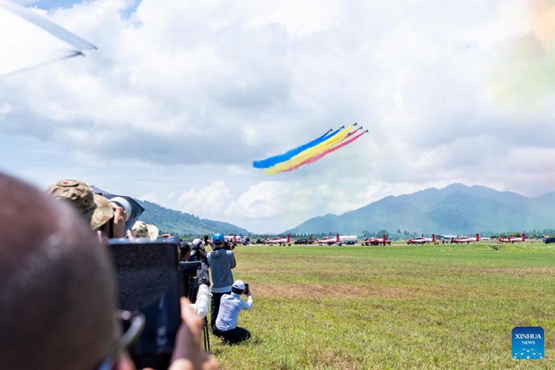 Timu ya Sarakasi za Ndege ya Kikosi cha Anga cha China yatumbuiza kwenye Maonyesho ya Kimataifa ya 16 ya Bahari na Anga ya Langkawi, Malaysia