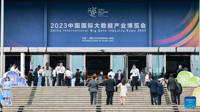 Washiriki wakitembea kuingia kwenye ukumbi wa Maonyesho ya Kimataifa ya Tasnia ya Data Kubwa ya China Mwaka 2023 huko Guiyang, Mji Mkuu wa Mkoa wa Guizhou, Kusini-Magharibi mwa China, Mei 26, 2023. Maonyesho ya Kimataifa ya Viwanda vya Data Kubwa ya China ya Mwaka 2023 yameanza Ijumaa mjini Guiyang, yakionyesha mafanikio mapya ya China kwenye viwanda vya data kubwa na kuhimiza  mawasiliano ya biashara husika. (Xinhua/Ou Dongqu)
