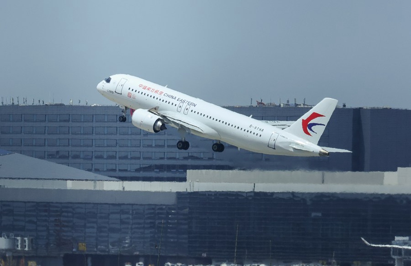 Ndege kubwa ya abiria ya C919, ambayo ni ndege kubwa ya kwanza kuundwa na China yenyewe, ikipaa kutoka Uwanja wa Ndege wa Kimataifa wa Shanghai Hongqiao huko Shanghai, Mashariki mwa China, Mei 28, 2023. C919 imekamilisha safari yake ya kwanza ya kibiashara kutoka Shanghai hadi Beijing siku ya Jumapili. (Xinhua)