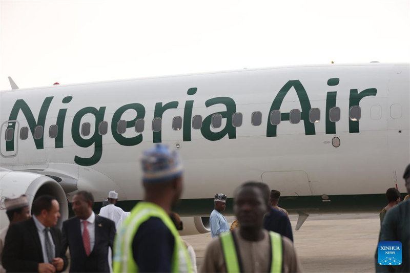 Ndege ya shirika jipya la ndege la Nigeria Air，Nigeria Airline ikiwasili katika uwanja wa ndege wa Abuja, Nigeria, Mei 26, 2023. Serikali ya Nigeria siku ya Ijumaa ilizindua shirika la ndege la Nigeria, Nigeria Air lililokuwa likisubiriwa kwa muda mrefu, katika hatua kubwa ya kusonga mbele kwa sekta ya anga katika nchi hiyo yenye watu wengi zaidi barani Afrika. (Picha na Sodiq Adelakun/Xinhua)