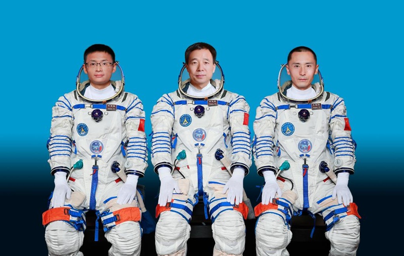 Picha hii isiyo na Tarehe ikiwaonyesha wanaanga wa China Jing Haipeng (Kati), Zhu Yangzhu (Kulia) na Gui Haichao ambao watasafiri kwa ajili ya kutekeleza kazi za anga ya juu na chombo cha Shenzhou-16. Wanaanga wa China Jing Haipeng, Zhu Yangzhu, na Gui Haichao watasafiri kwa ajili ya kutekeleza kazi za anga ya juu na Chombo cha Shenzhou-16, na Jing atakuwa kamanda wa ujumbe huo, Shirika la Anga ya Juu la China (CMSA) limetangaza kwenye mkutano na waandishi wa habari Mei 29, 2023. (Xinhua)