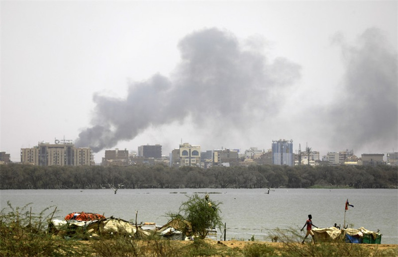 Picha hii, iliyopigwa Aprili 15, 2023, ikionyesha moshi ukifuka Khartoum, mji mkuu wa Sudan. (Picha na Mohamed Khidir/Xinhua)