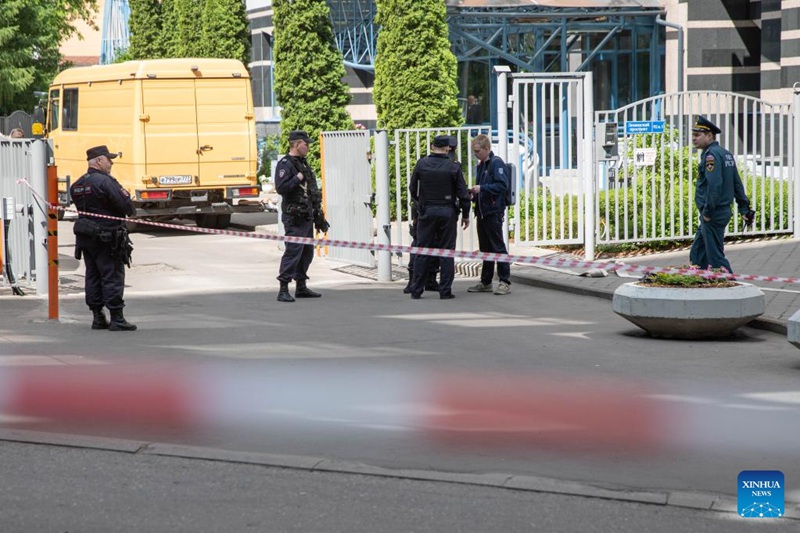 Maafisa wa polisi wakiwa katika doria kwenye eneo la shambulio la droni huko Moscow, Russia, Mei 30, 2023. Majengo kadhaa yameharibiwa kidogo kwa shambulio la droni mjini Moscow, Russia mapema Jumanne, Shirika la Habari la Russia, RIA Novosti limeripoti, likimnukuu Meya wa Moscow Sergei Sobyanin. Sobyanin amesema kuwa hakukuwa na ripoti za mara moja kuhusu watu waliopata majeraha makubwa. Vikosi vyote vya kutoa huduma za dharura vilikuwa katika eneo la tukio, na uchunguzi zaidi kuhusu shambulio hilo unaendelea, amesema. (Xinhua/Bai Xueqi)