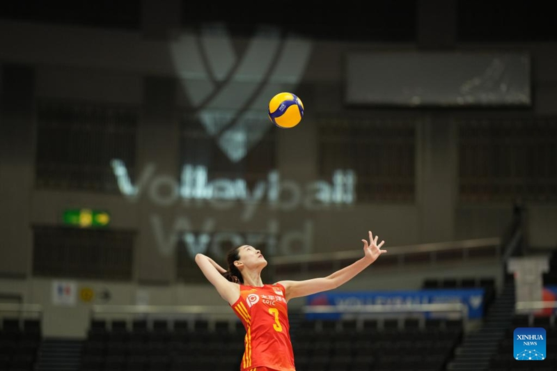 Diao Linyu, Mchezaji wa Timu ya kitaifa ya China akipiga mpira kwenda timu pinzani wakati wa mchezo wa Ligi ya Mataifa ya Mpira wa Wavu Mwaka 2023 kati ya China na Brazil mjini Nagoya, Japan, Mei 31, 2023. (Xinhua/Zhang Xiaoyu)