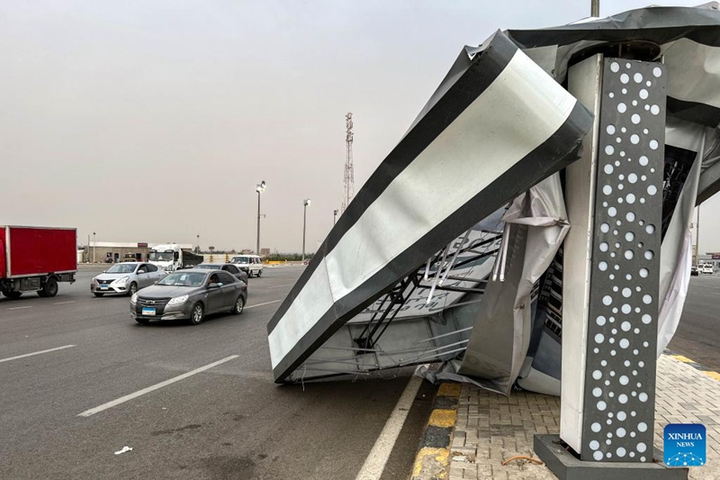 Mtu mmoja afariki na wengine 5 kujeruhiwa na bango la matangazo lililoporomoka baada ya dhoruba kubwa ya mchanga kupiga Cairo, Misri