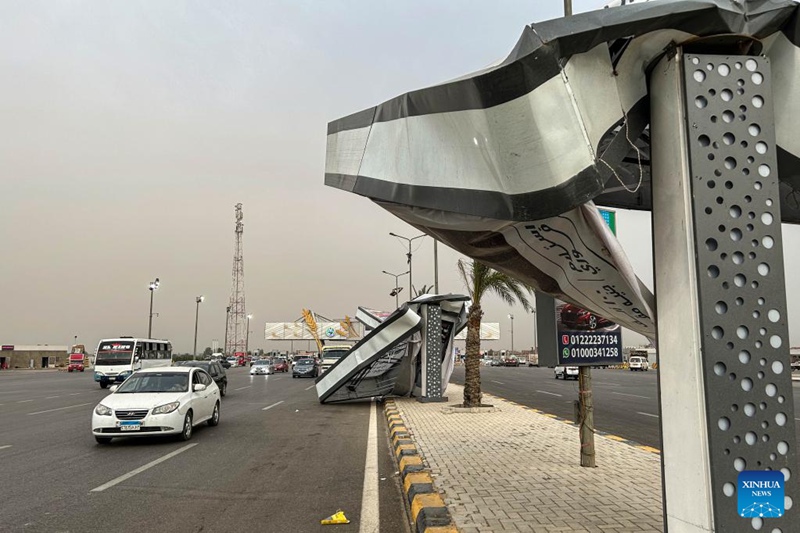 Mtu mmoja afariki na wengine 5 kujeruhiwa na bango la matangazo lililoporomoka baada ya dhoruba kubwa ya mchanga kupiga Cairo, Misri